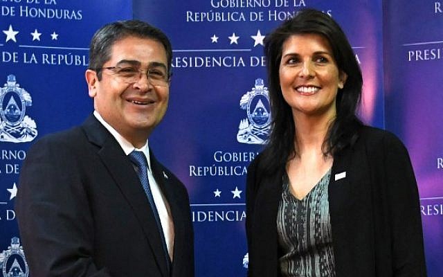 Honduras' re-elected President Juan Orlando Hernandez (L) shakes hands with the US ambassador to the United Nations, Nikki Haley, before speaking to the press in Tegucigalpa, on February 27, 2018. (AFP PHOTO / Orlando SIERRA