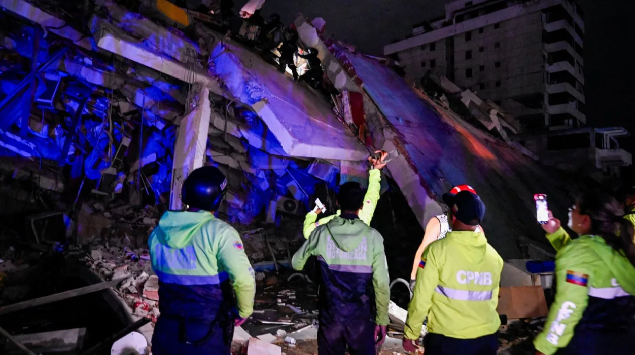 Emergency workers at a damaged building after an earthquake, in La Guaira, Venezuela, June 24, 2026 (photo credit: REUTERS/Maxwell Briceno)