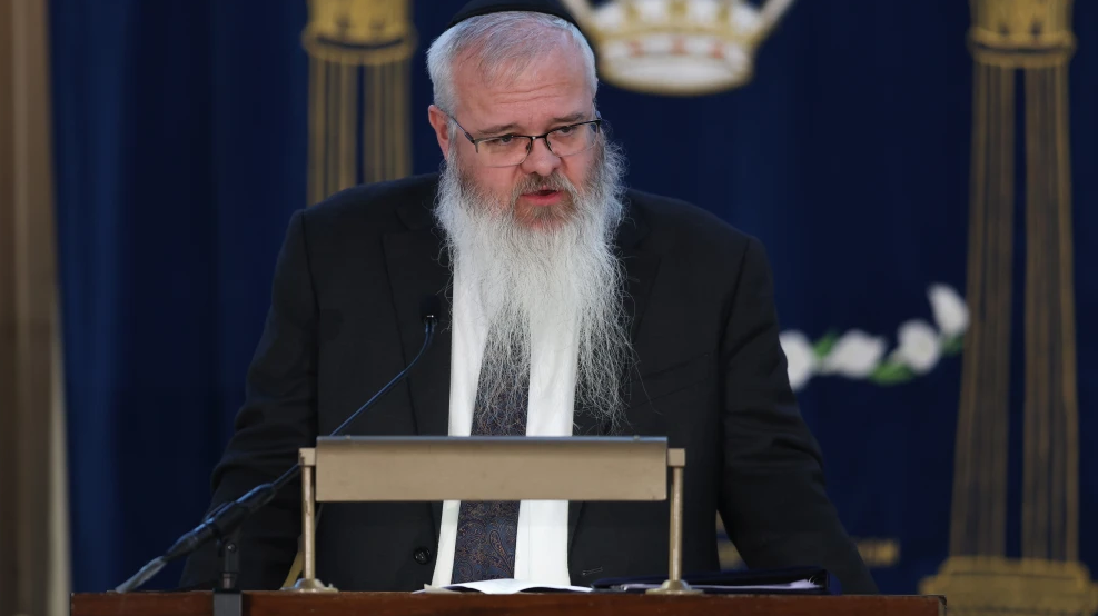 Rabbi Daniel Walker speaks during a dedication ceremony in memory of victims from the Oct, 2, 2025 attack at Heaton Park Hebrew Congregation Synagogue on April 28, 2026 in Manchester, England. Photo by Ryan Jenkinson/Getty Images.